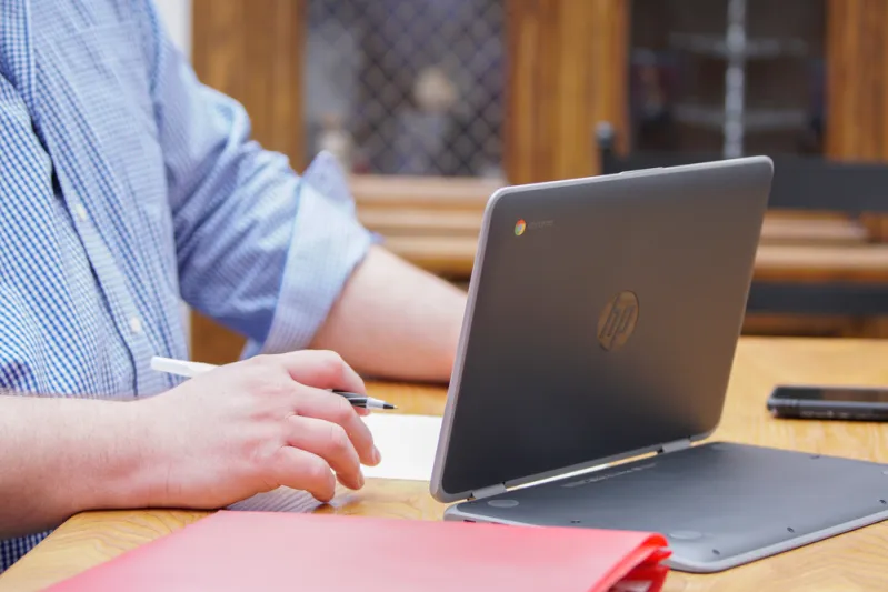 عبر تطبيق أبشر.. الجوازات تكشف آلية تحديث صورة المقيم إلكترونيًا