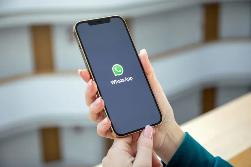 واتساب يختبر ميزة ذكية لحفظ الصور والفيديوهات على iOS | الرجل