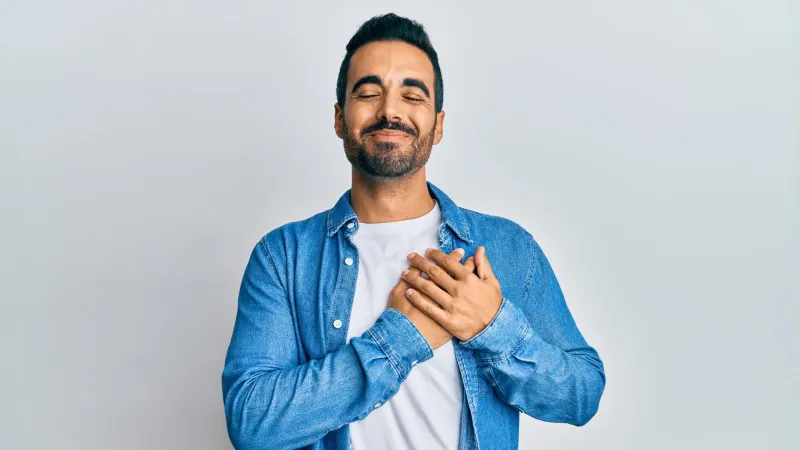 هل الحديث مع النفس بإيجابية يغير المزاج فعلاً؟ دراسة تجيب 