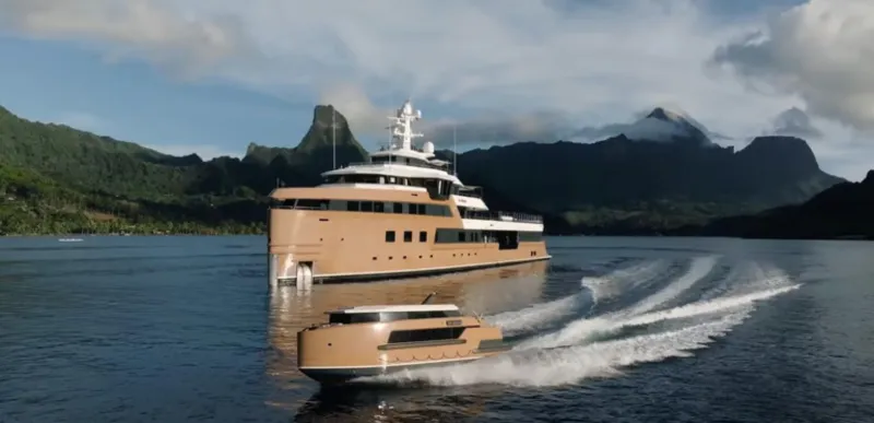 قصر ذهبي يتحدى الجليد.. ماذا فعل الملياردير تينكوف في يخته "La Datcha"؟ (فيديو)