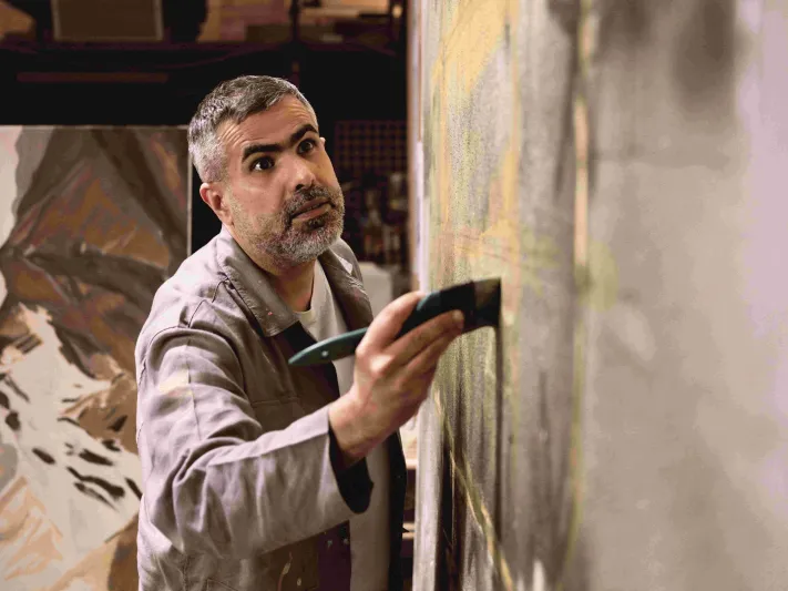 أحمد ماطر يتصدر عدد "الرجل" لشهر مارس.. فنان حوّل الهوية المحلية إلى لغة بصرية عالمية