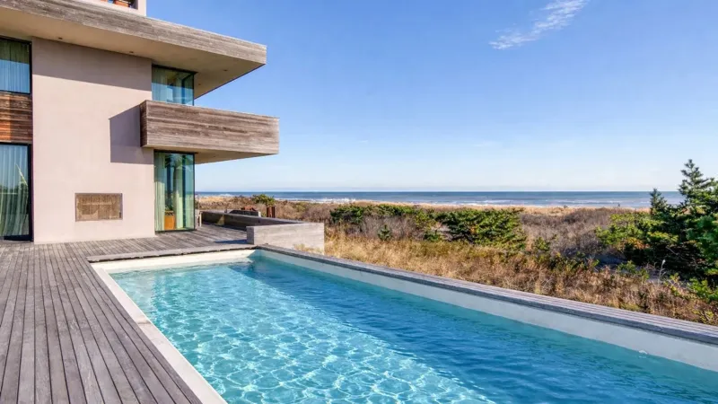 عقار ساحلي بقيمة 45 مليون دولار.. معرض فني يطل على البحر 