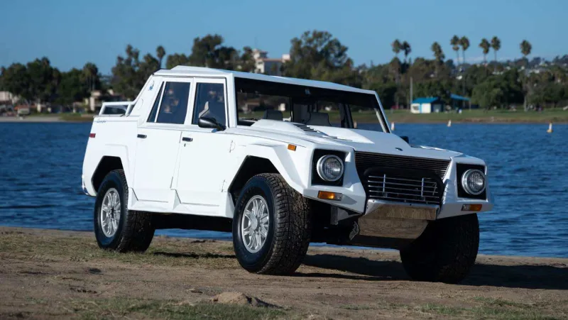 من 60 نسخة فقط.. Lamborghini LM002 تبحث عن مالك جديد
