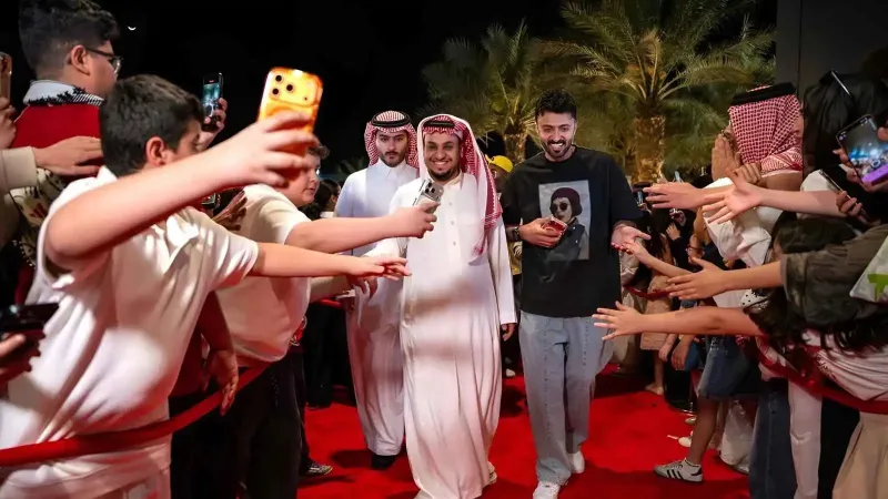 أبطال "شباب البومب 3" يفاجئون جمهور جدة (فيديو)