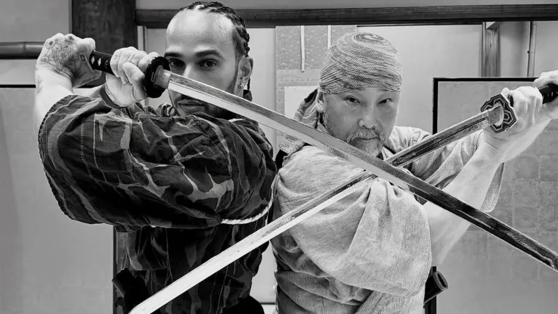 هاميلتون يعيش تجربة الساموراي ويُبهر الجمهور ببراعته مع السيف (فيديو)