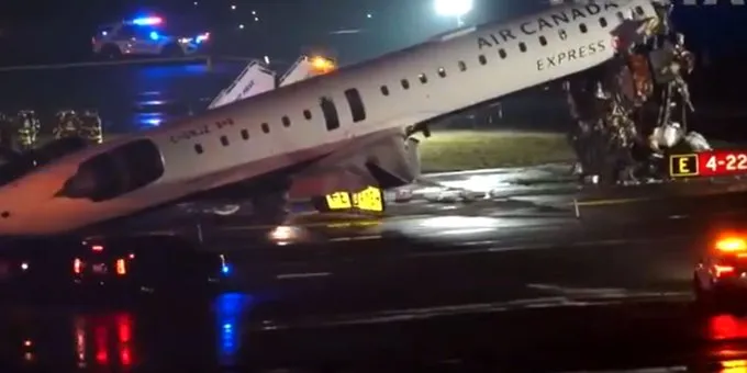 فيديو يحبس الأنفاس.. لحظة ارتطام طائرة بشاحنة في مطار لاغوارديا بنيويورك