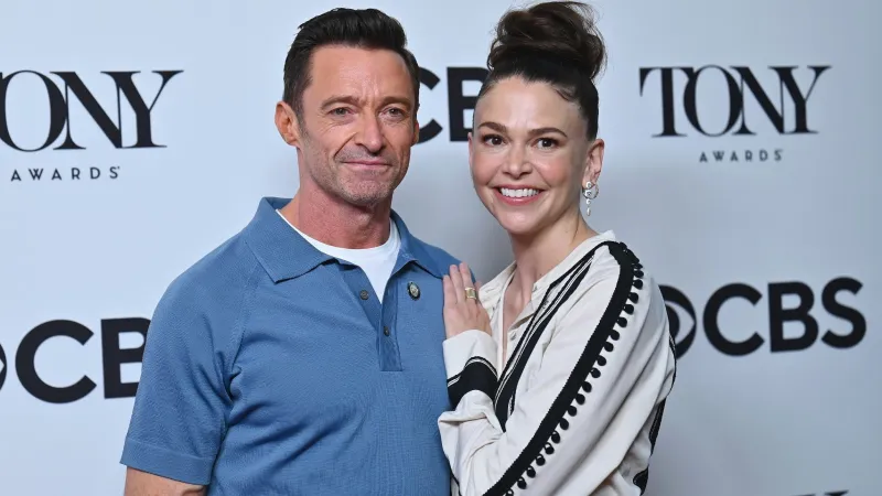 هيو جاكمان يظهر برفقة ساتون فوستر.. هل اقترب موعد الزفاف؟