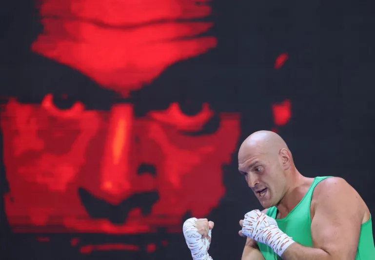 قبل نزال توتنهام المرتقب.. تايسون فيوري يستعرض شجاعته بترويض أسد حقيقي (فيديو)