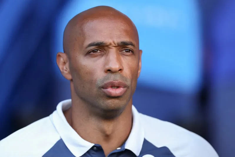 قميص الملكي المسحور.. تييري هنري يمازح الجماهير بعد الفوز على مانشستر سيتي (فيديو)