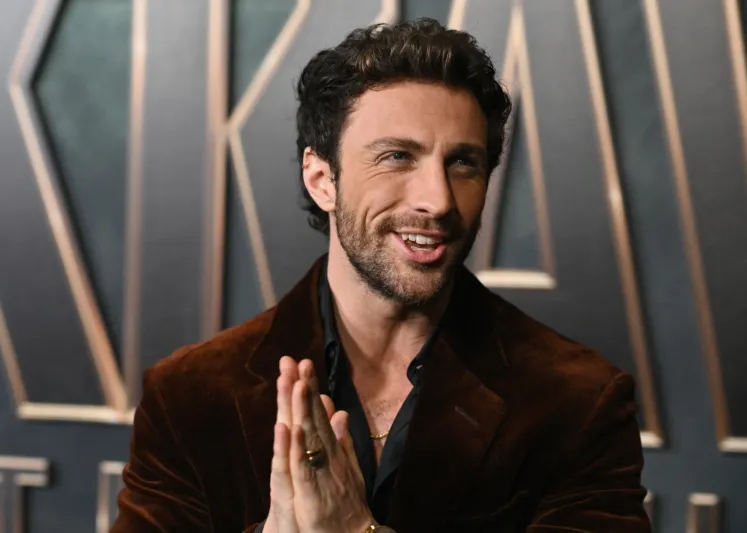 آرون تايلور جونسون المرشح لدور جيمس بوند يصدم جمهوره.. ما سر ملامحه المتغيرة؟