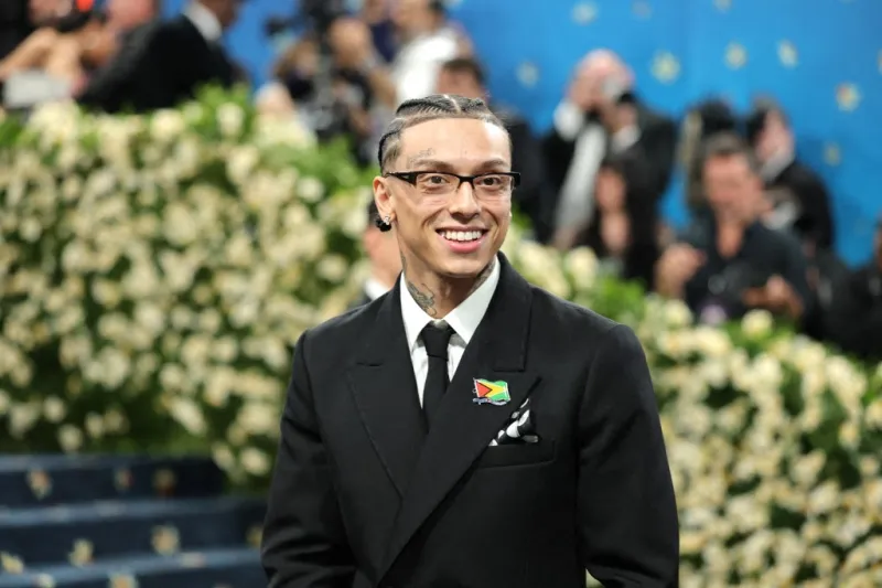 سنترال سي يستعرض ساعات بمليوني دولار تزامنًا مع ألبومه الجديد