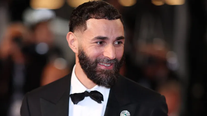 ساعة فاخرة بقيمة 33,500 دولار.. بنزيما يضيف لمسة راقية إلى أسلوبه