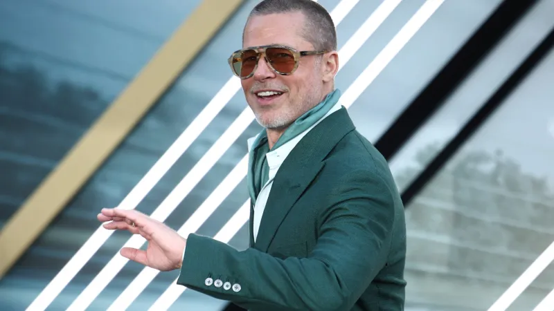 بعد أن تبرأ منه نجله.. براد بيت يعيش لحظات رومانسية في اليونان