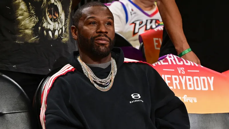 فلويد مايويذر يخطف الأنظار بساعة رولكس مرصعة بالألماس.. تعرف على المواصفات (فيديو)