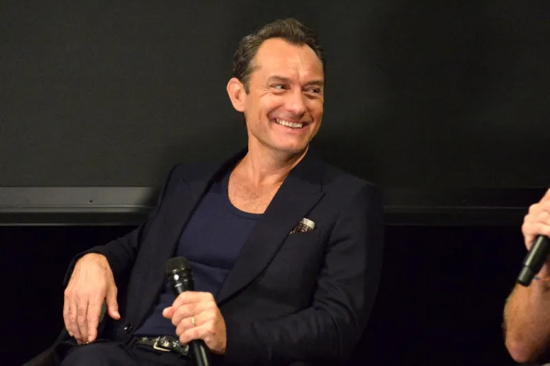 كيف حافظ جود لو على لياقته في الـ53 من عمره؟