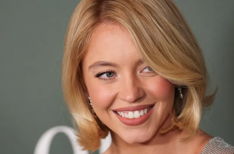 سيدني سويني تثير الإعجاب بمهاراتها الكروية في ملعب سبورتينغ لشبونة (فيديو) 