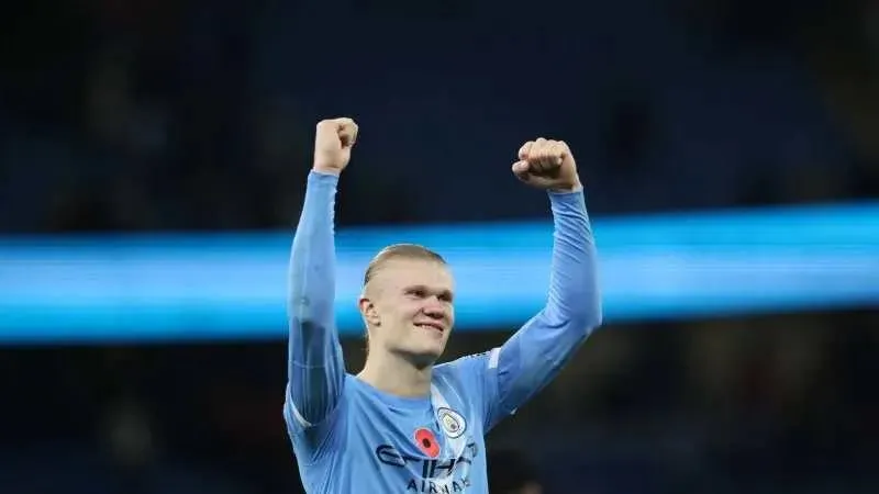 إرلينغ هالاند يشتري أغلى كتاب في النرويج لسبب مفاجئ!