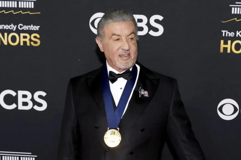 سيلفستر ستالون يعود إلى "رامبو".. ولكن خلف الكواليس! (فيديو)