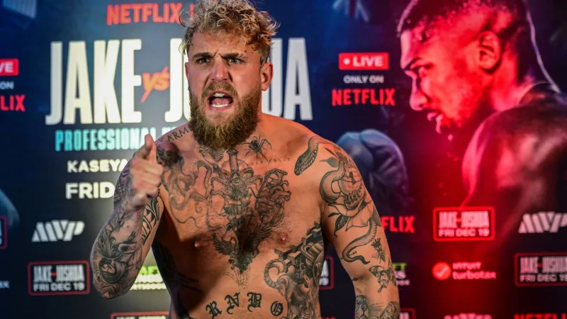 من غرفة العمليات إلى الحلبة.. بول يلمّح لعودة صادمة (فيديو)