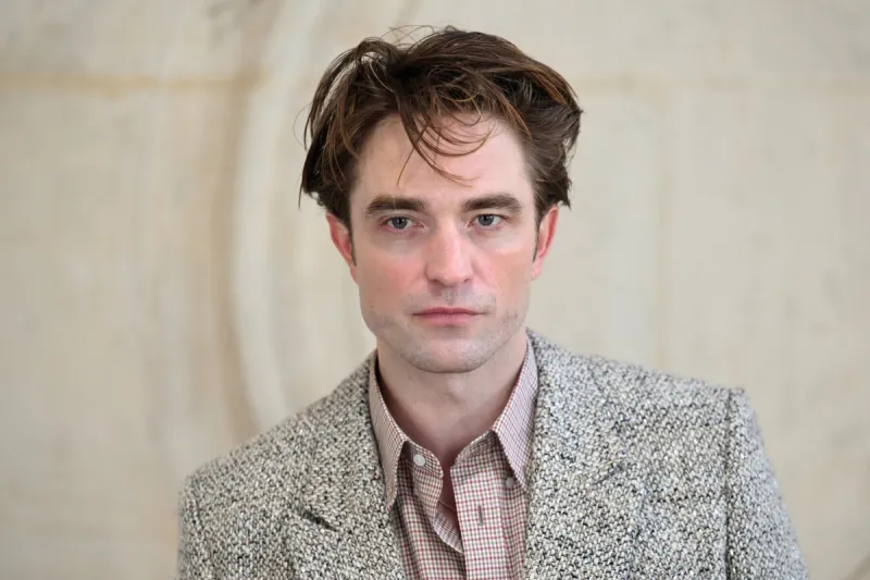 روبرت باتينسون يكشف سر التحول البدني المذهل لشخصية باتمان 