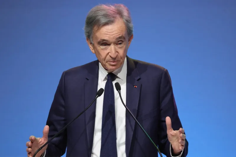 برنارد أرنو يتحدى التقاعد: هل يستمر في قيادة "LVMH" لعقد آخر؟