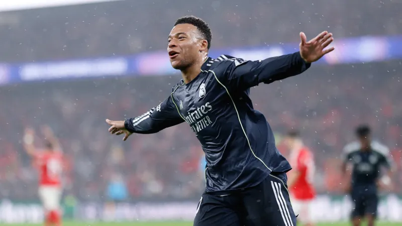 حقيقة علاقة كيليان مبابي وإستر إكسبوسيتو: حب أم خيانة؟