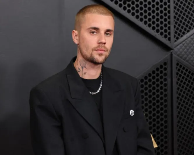 جاستن بيبر ينفعل على المصورين بطريقة "غير متوقعة" (فيديو)