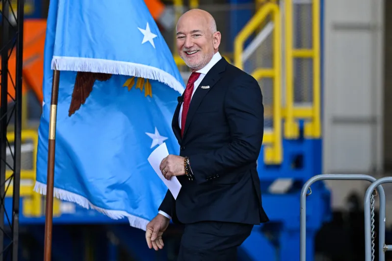 نصف مليون دولار في جولة واحدة.. سر أناقة جيف بيزوس