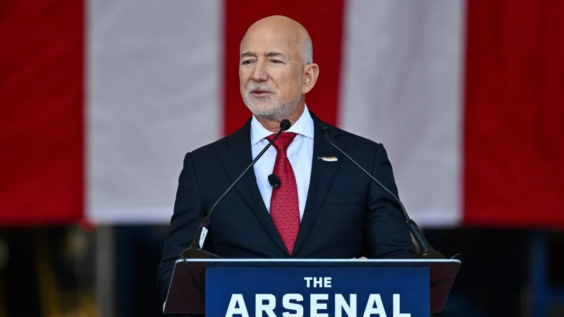 بيزوس يقود خطة للتحول الصناعي: 100 مليار دولار للاستثمار في الذكاء الاصطناعي