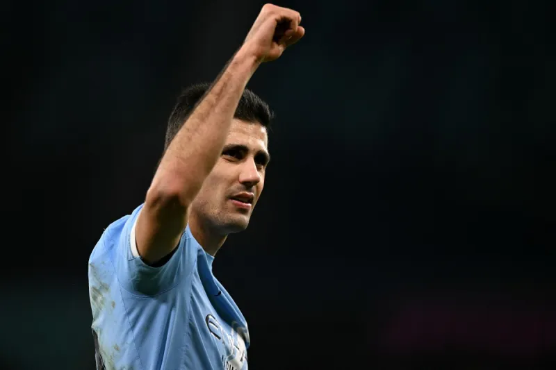 نجم مانشستر سيتي يغضب جيرانه بطائرته المسيرة!