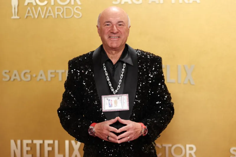 كيفن أوليري يلفت الأنظار بقلادة تاريخية في حفل SAG 2026.. تعرف على قيمتها (فيديو)