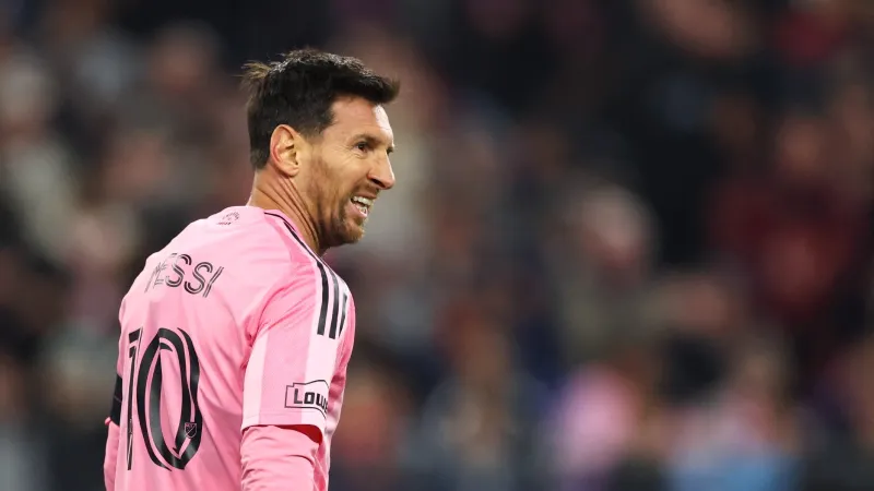 رقم 10 في السماء.. أسرار الطائرة الأيقونية التي تحمل عائلة ميسي حول العالم