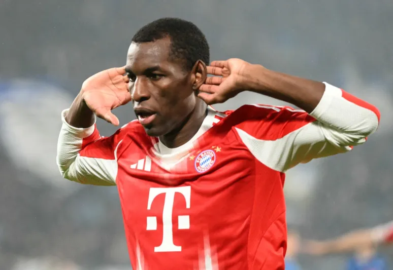 رد فكاهي.. كيف فاجأ نيكولاس جاكسون زميله كوليبالي في معسكر السنغال (فيديو)