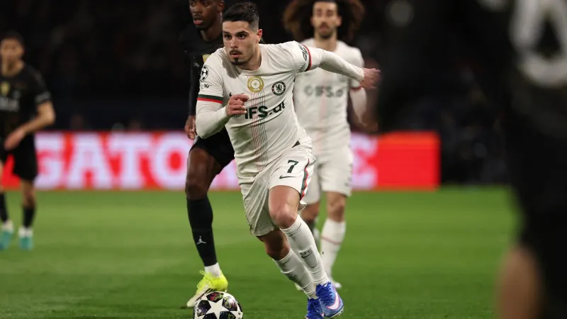 من الفوضى إلى الاعتذار.. بيدرو نيتو يثير الجدل في مواجهة باريس وتشيلسي (فيديو)