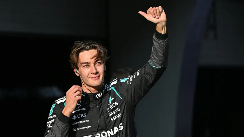 حادثة طريفة تمنح جورج راسل كدمة في العين قبل سباق الصين (فيديو)