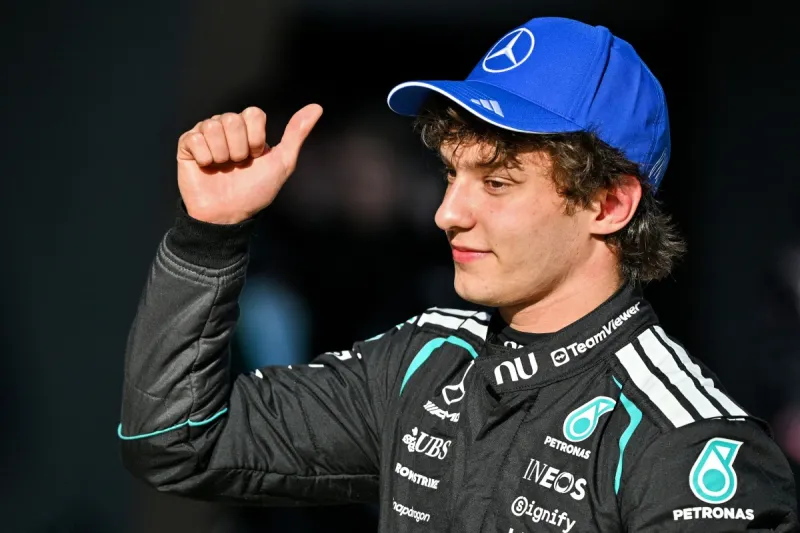 كيمي أنتونيلي يكتب التاريخ في الصين.. أصغر سائق ينطلق من الصدارة (فيديو)