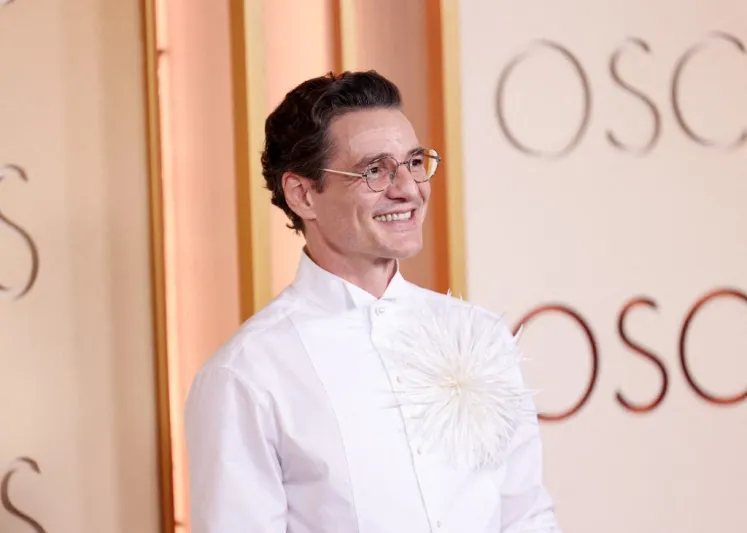 إطلالة بيدرو باسكال في الأوسكار 2026 تثير الجدل.. ما السبب؟