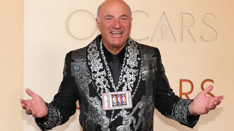 كيفن أوليري يثير الانتباه بسلسلة Tiffany الفريدة في حفل الأوسكار 2026