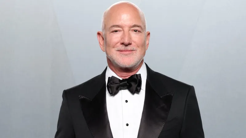 جيف بيزوس ولورين سانشيز يتألقان في حفل Vanity Fair (فيديو)