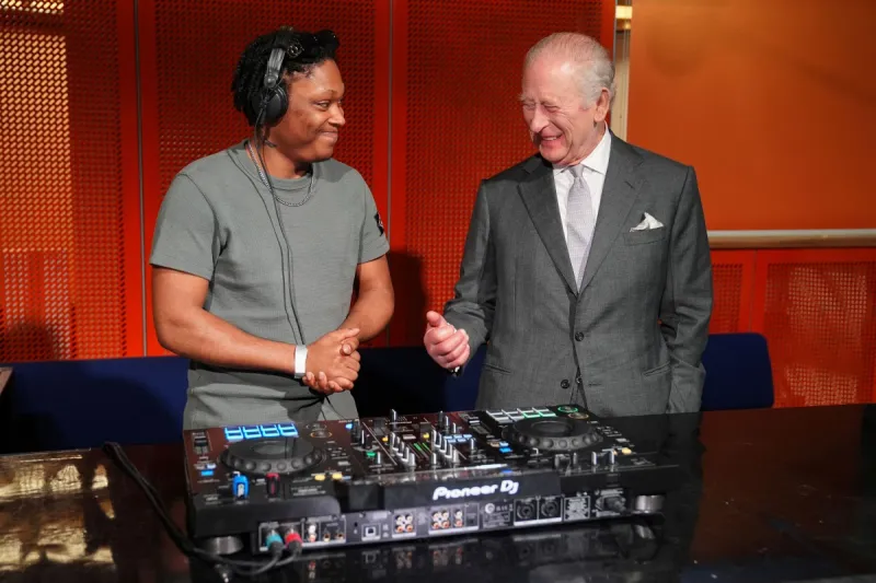 الملك تشارلز يتقمص دور "دي جي" في مانشستر.. فما القصة؟ 