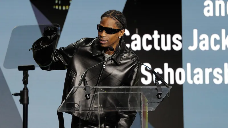 واحدة من 50 نسخة فقط.. ترافيس سكوت يتألق بساعة ريتشارد ميل الأسطورية