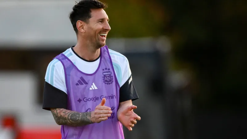 ميسي يتفادى كرة باريديس.. لحظة مرحة تحمل إنذارًا خفيًا (فيديو)