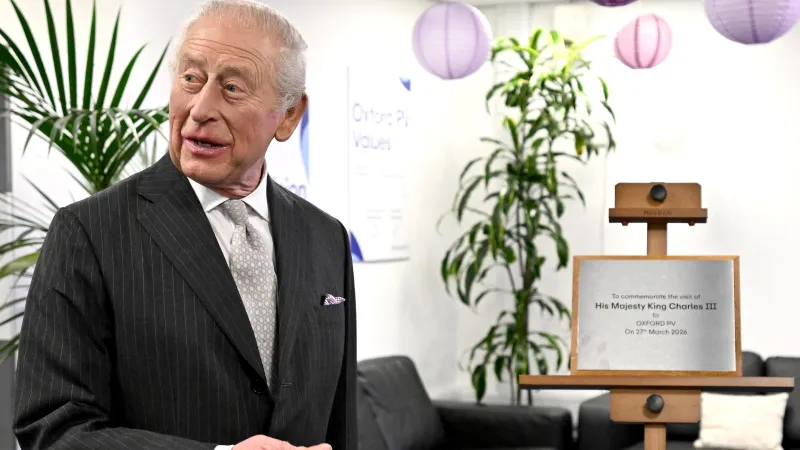 موقف طريف يحدث للملك تشارلز أثناء جولة رسمية في أوكسفورد