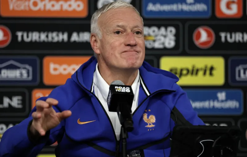 "لم أرَ هذا طوال حياتي".. مدرب فرنسا يشكو تعقيدات السفر للولايات المتحدة