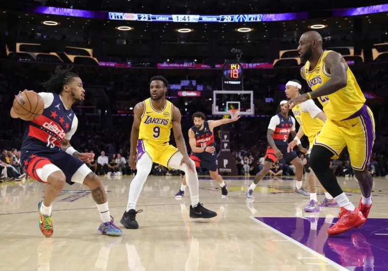 ليبرون جيمس يحقق تريبل دبل تاريخي ويواصل تحطيم الأرقام القياسية مع ليكرز (فيديو)