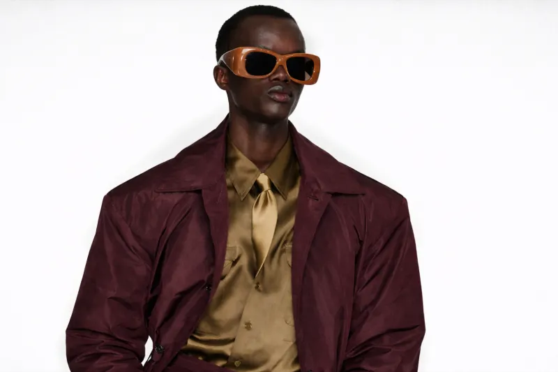  ربطة العنُق داخل القميص : دار "Saint Laurent"  تُعيد تعريف ربطة العنق الكلاسيكية بجرأة 