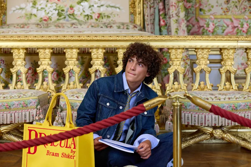 حقائب Book Tote من Dior تستلهم أغلفة الأدب.. قراءة جديدة للأناقة