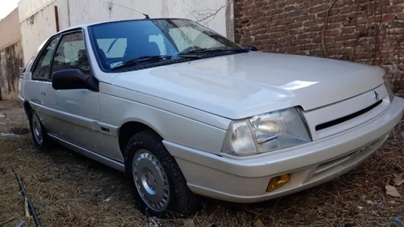 سيارة مارادونا الأسطورية رينو فيوغو تعود إلى السوق بسعر مفاجئ