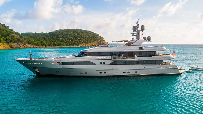 بعد 24 ساعة من بيعه.. ارتطام يخت فاخر بجسر (فيديو)