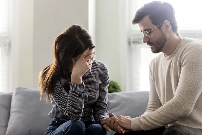 ضعف الثقة بالنفس عند الزوجة: كيف تعِيد إليها بريق ذاتها؟